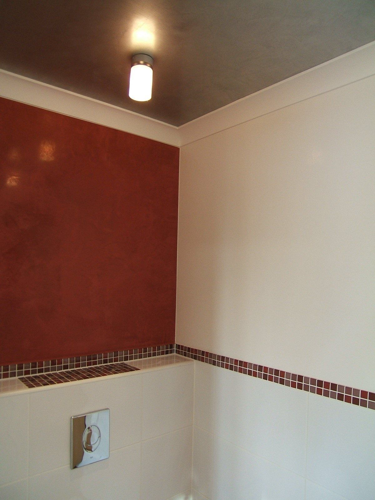 Silberne Decke mit roter Wand