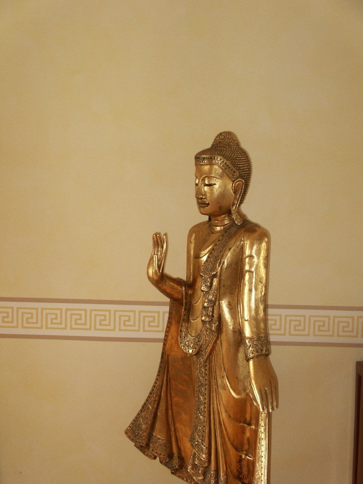 Goldfigur vor Wandbordüre